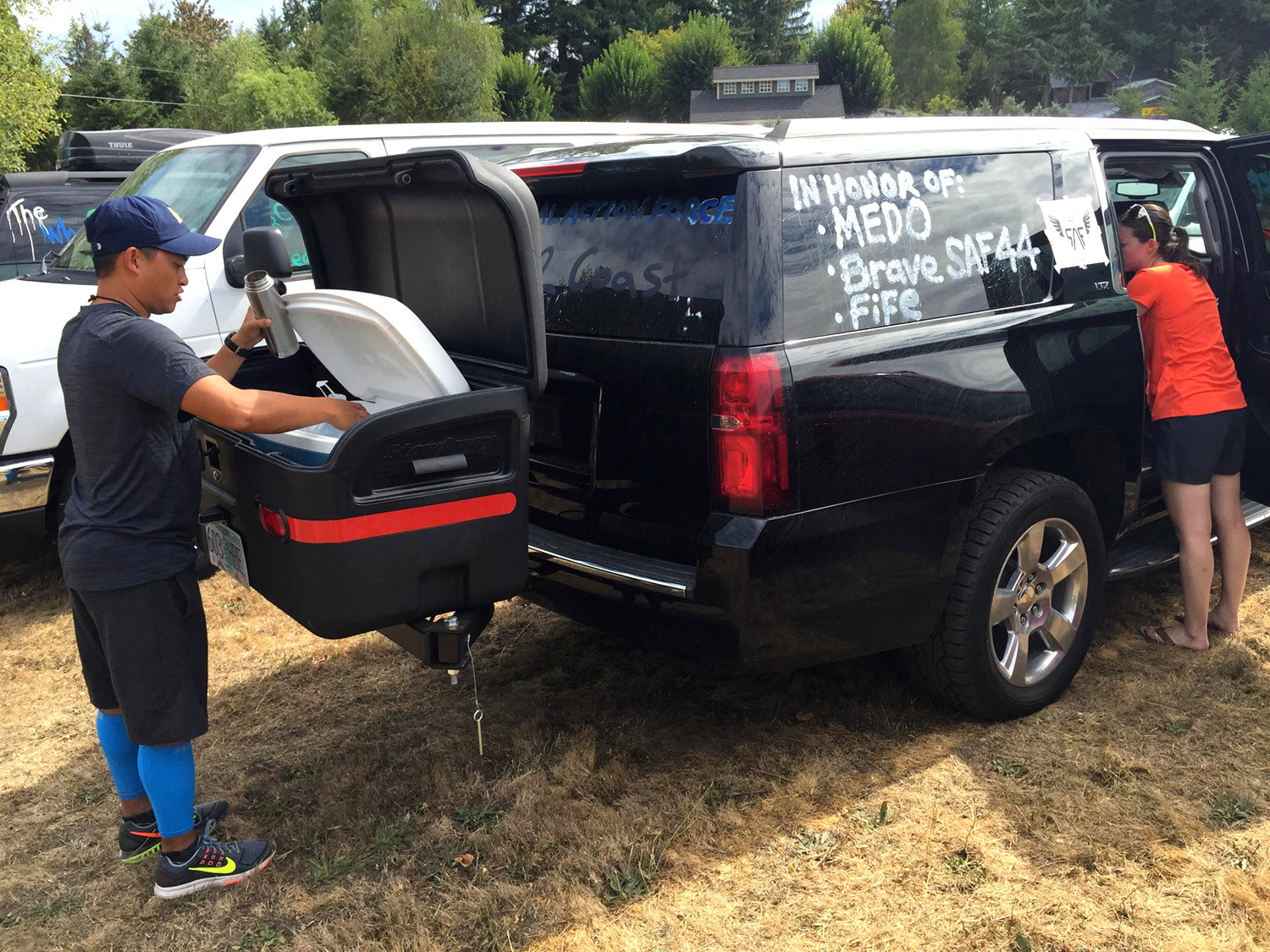 Picnickers using the StowAway Max Cargo Box on a Chevy SUV.